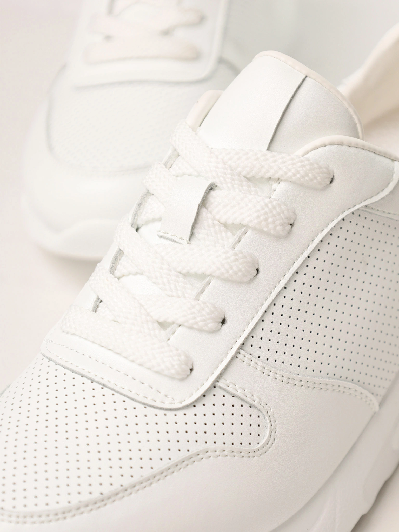 Кроссовки белого цвета на средней платформе